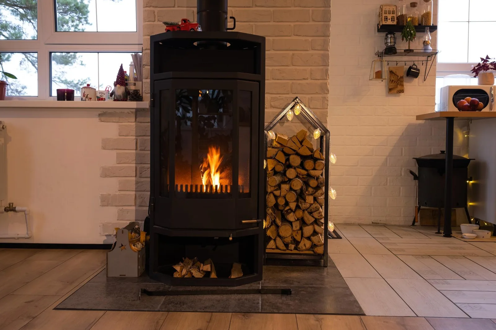 Chaudière à bois moderne installé le long de contraintes techniques intérieures